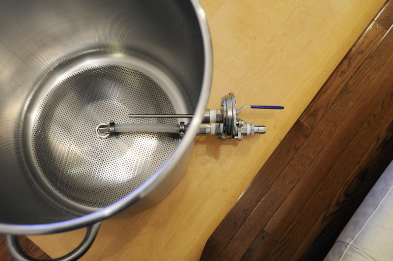 42 quart Polarware mashtun with stainless steel false bottom, 3-peice ball valve with quick disconnect, and thermometer.